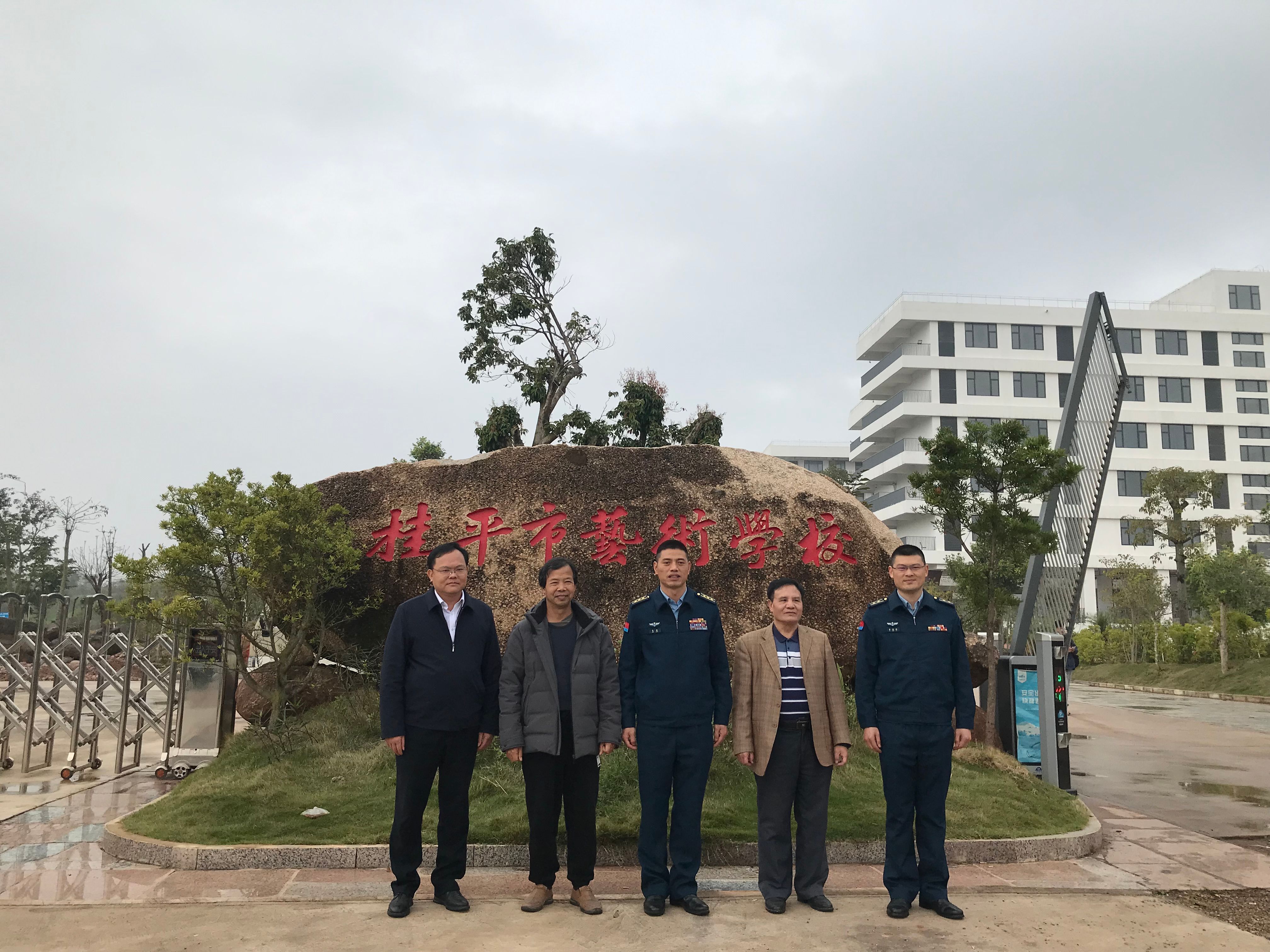 部队首长到我校指导工作丨 开云网页版  丨一方水土养育一代人。军民鱼水情，让我们的家园充满阳光、充满生机、充满希望！