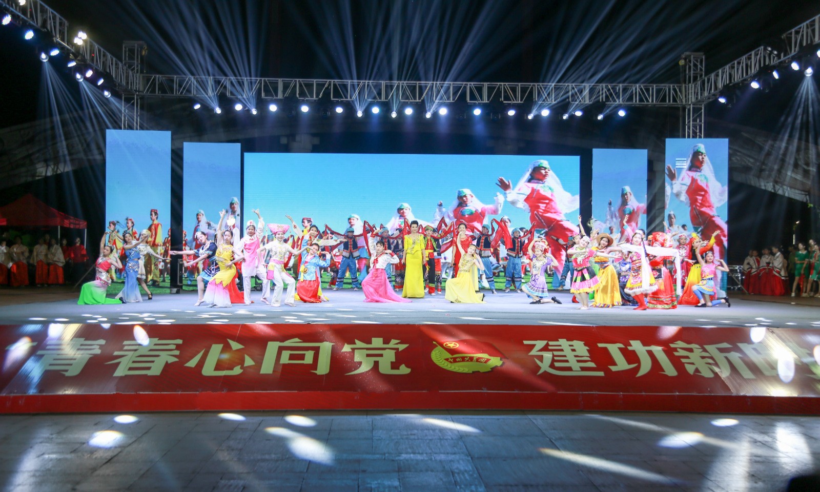 开云网页版参与2019年纪念五四运动100周年主题颁奖晚会表演